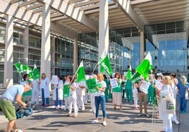 Enfermeras y fisioterapuetas protestan ante las puertas del HUBU.