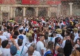 Júbilo en la Plaza Mayor tras la bomba anunciadora