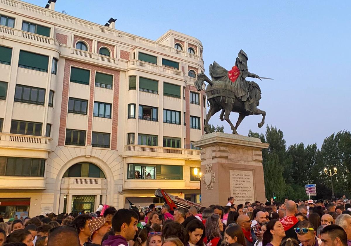 El Cid ya luce su pañuelo rojo.