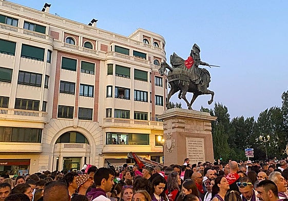 El Cid ya luce su pañuelo rojo.