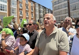 Burgaleses cantando el Himno a Burgos este sábado en la Plaza del Rey San Fernando