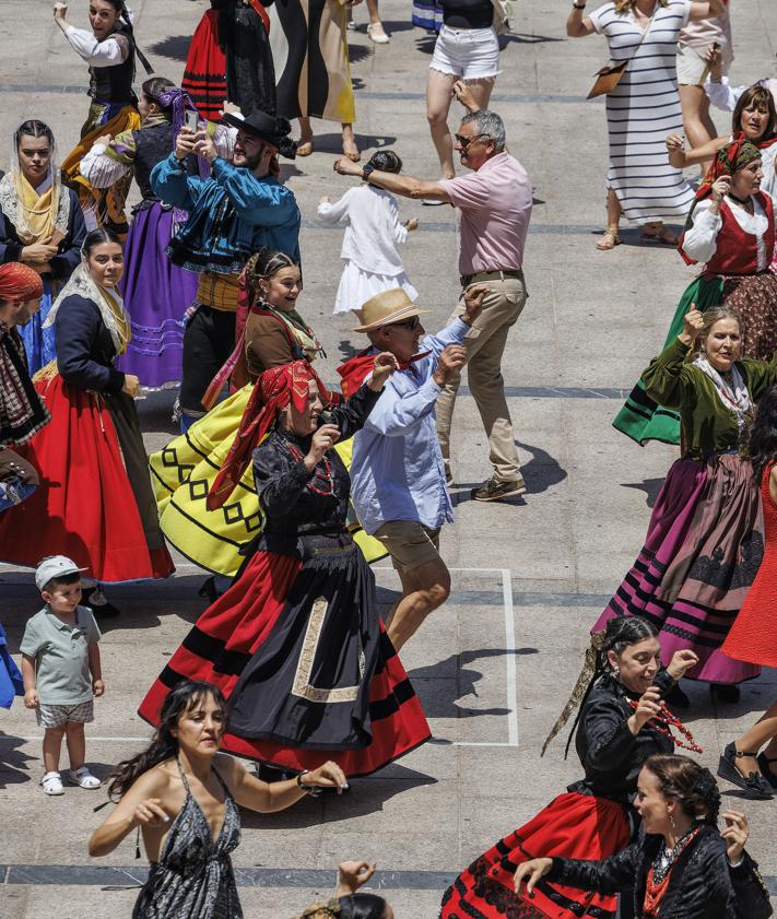 Imagen secundaria 2 - El homenaje a la jota aúna orgullo y tradición en Burgos