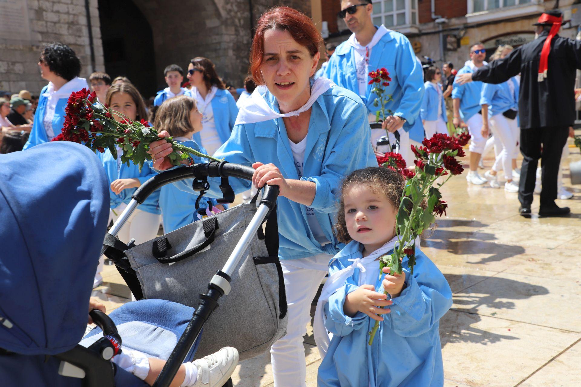 Flores, tradición y emoción: las imágenes de la Ofrenda Floral de los Sampedros 2025