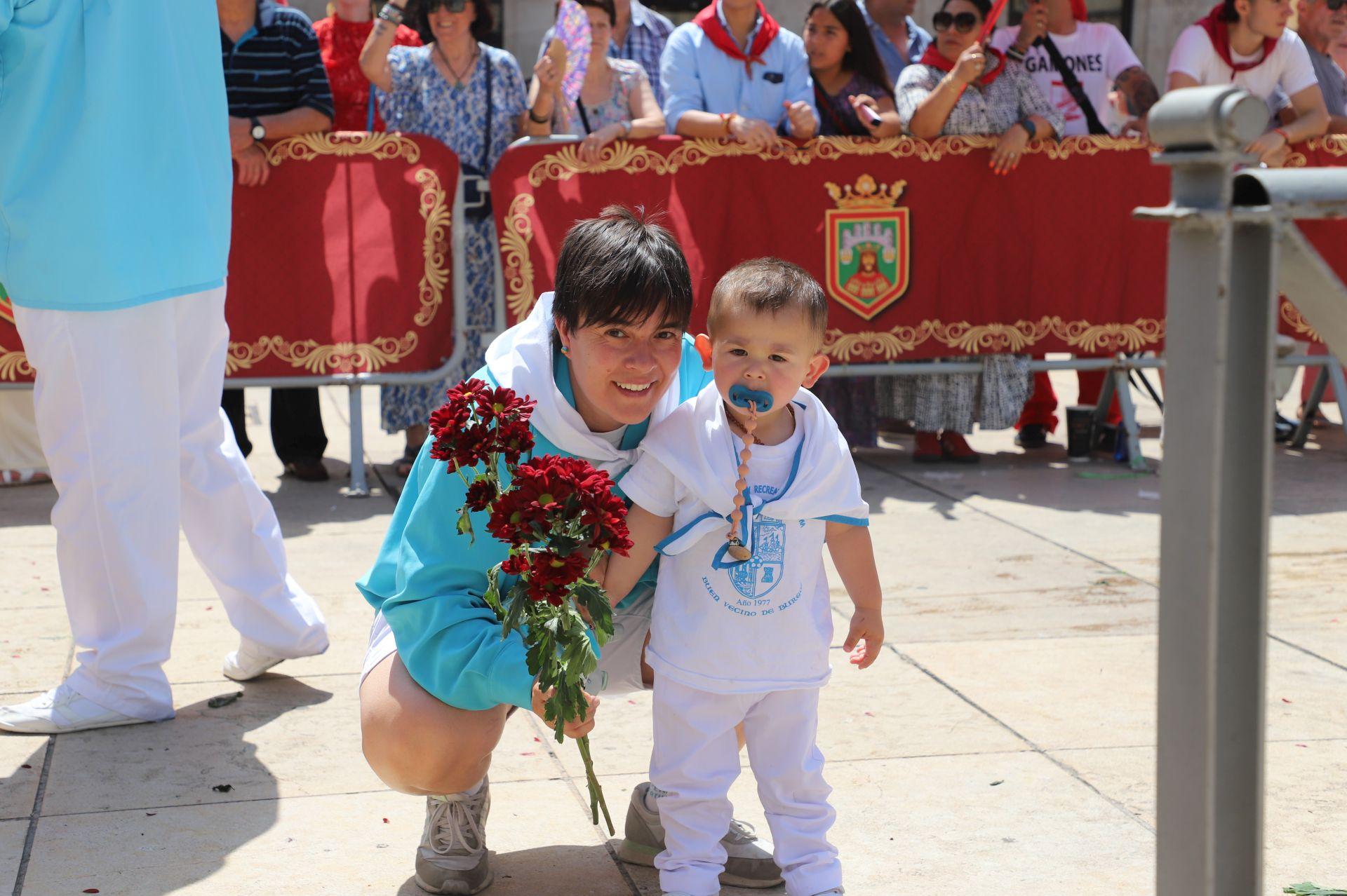 Flores, tradición y emoción: las imágenes de la Ofrenda Floral de los Sampedros 2025