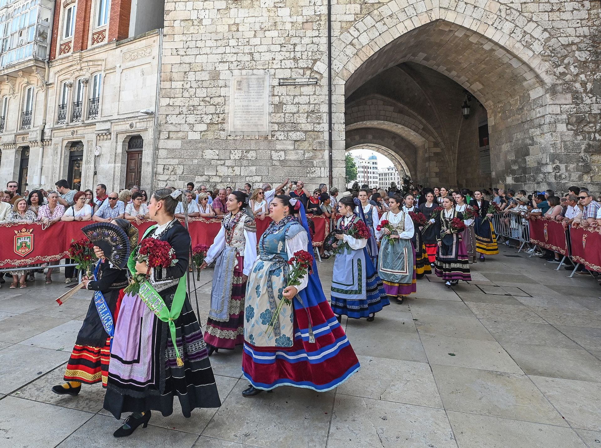 Flores, tradición y emoción: las imágenes de la Ofrenda Floral de los Sampedros 2025