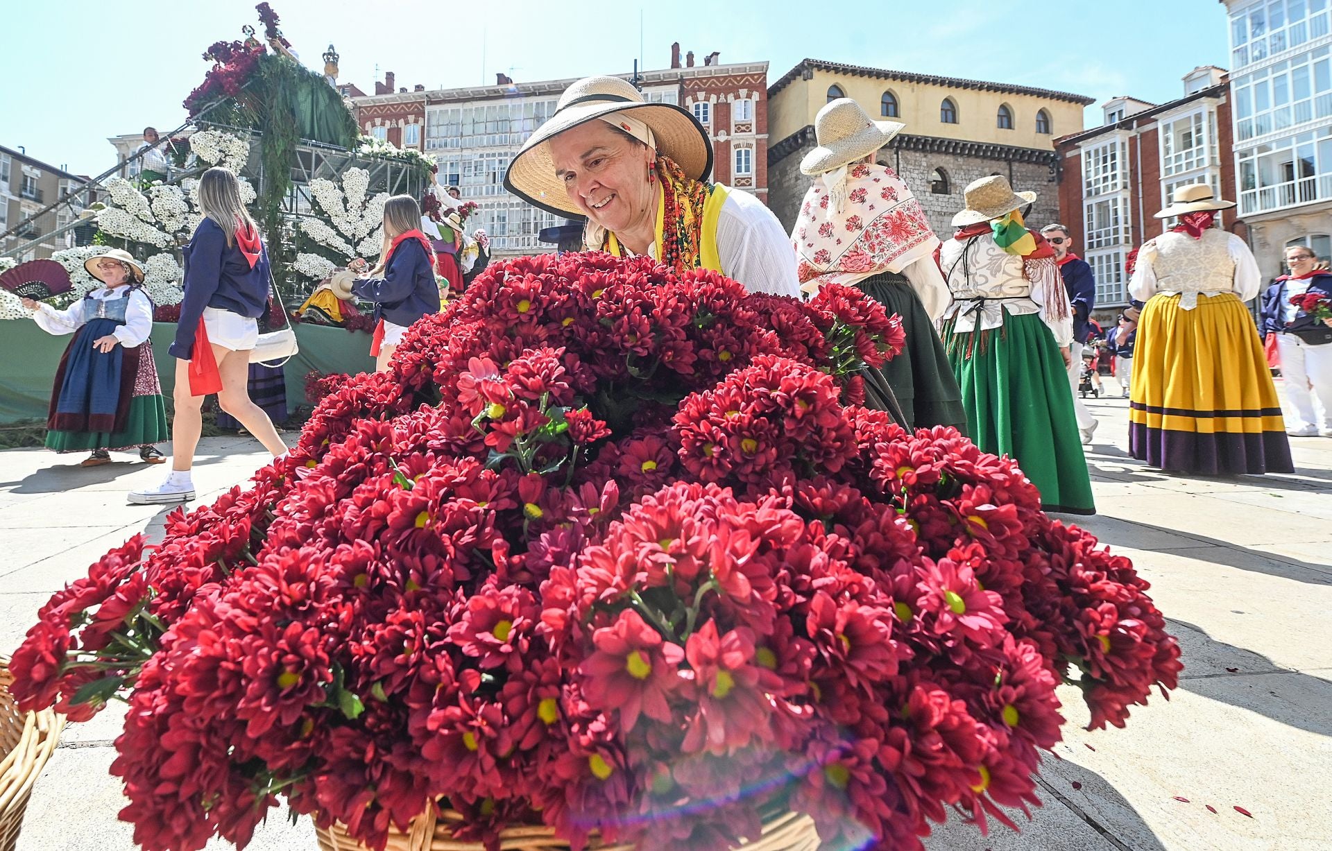 Flores, tradición y emoción: las imágenes de la Ofrenda Floral de los Sampedros 2025