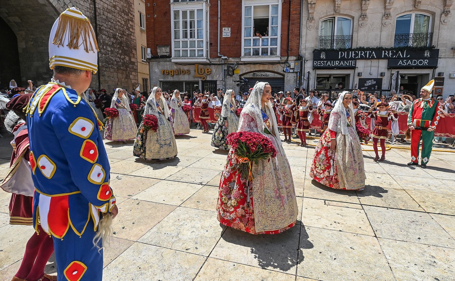Flores, tradición y emoción: las imágenes de la Ofrenda Floral de los Sampedros 2025