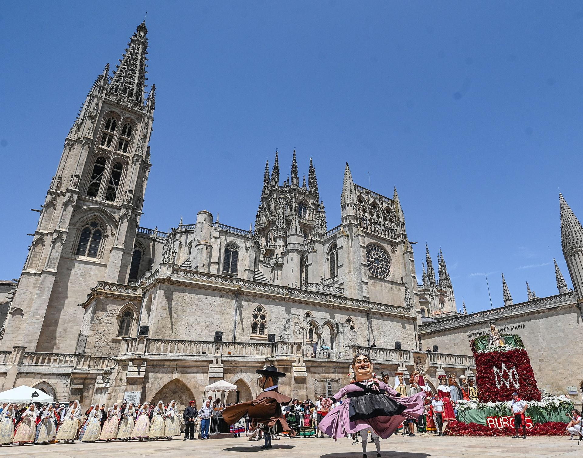 Flores, tradición y emoción: las imágenes de la Ofrenda Floral de los Sampedros 2025