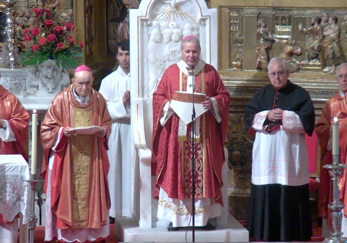 Mario Iceta presidiendo una misa en la Catedral.
