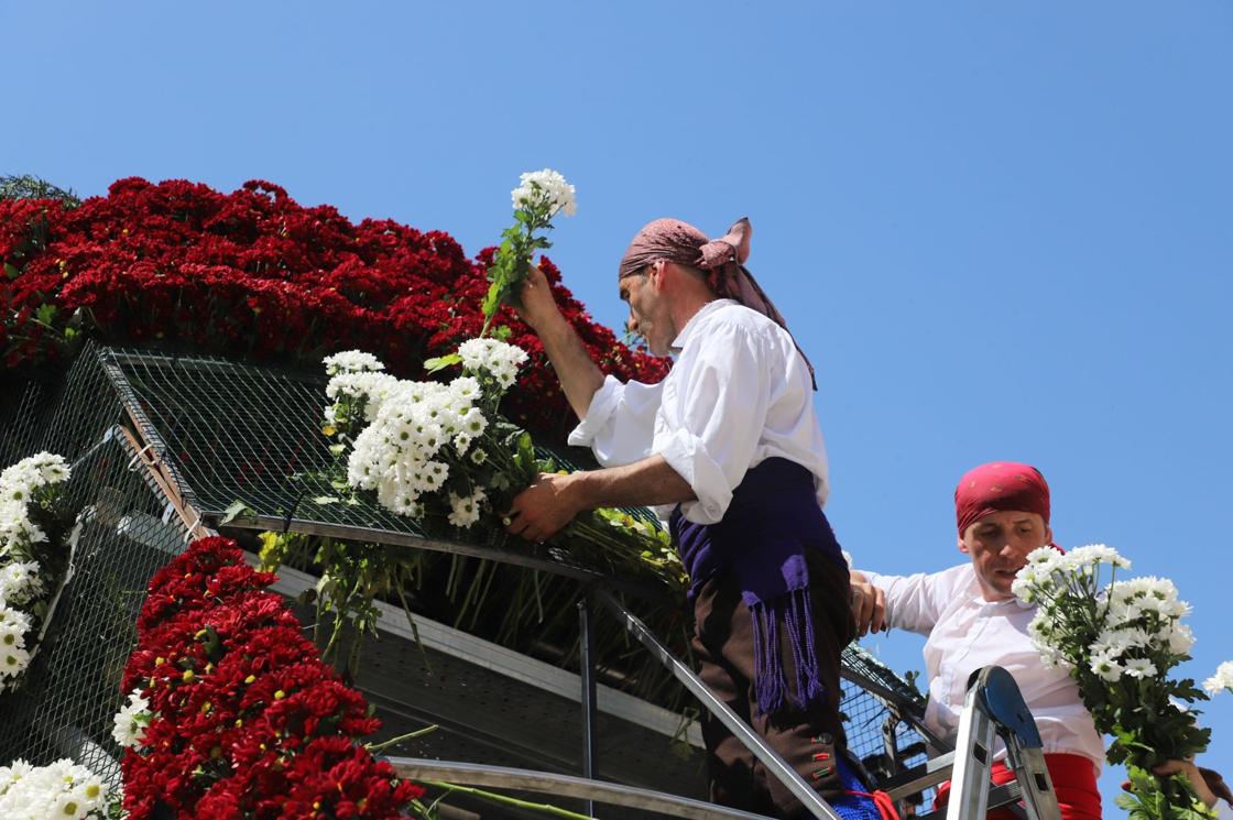 Flores, tradición y emoción: las imágenes de la Ofrenda Floral de los Sampedros 2025