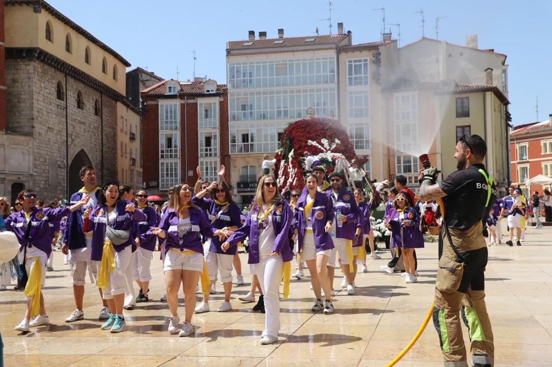 Flores, tradición y emoción: las imágenes de la Ofrenda Floral de los Sampedros 2025