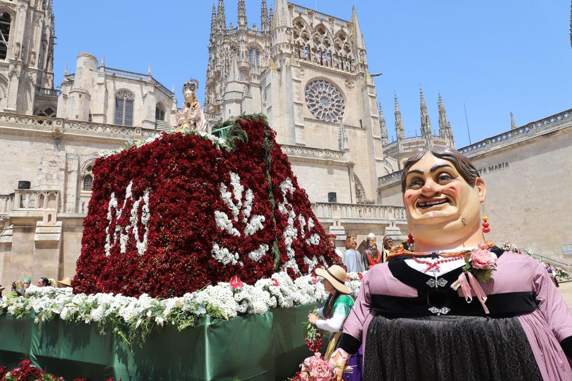 Flores, tradición y emoción: las imágenes de la Ofrenda Floral de los Sampedros 2025