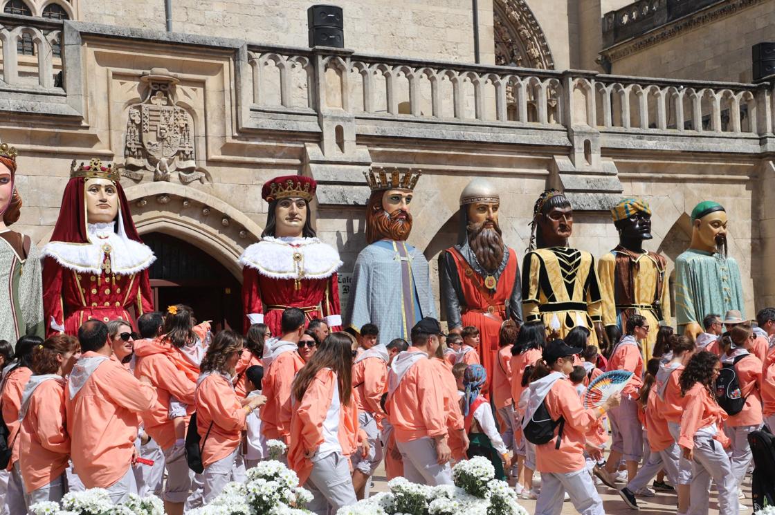 Flores, tradición y emoción: las imágenes de la Ofrenda Floral de los Sampedros 2025