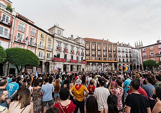 Concentración este lunes, 30 de junio, para denunciar los ataques tránsfobos y contra personas LGTBI+ durante el concierto de Métrika