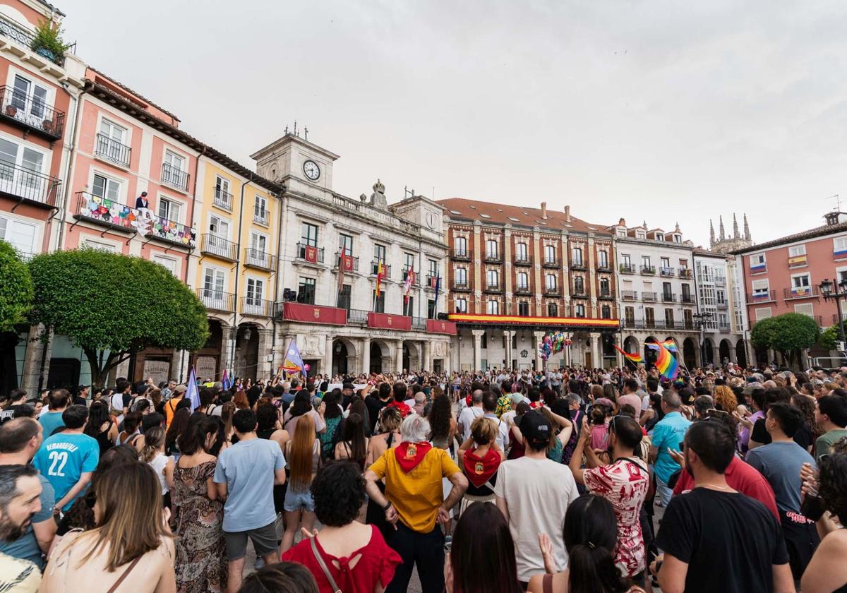 Concentración este lunes, 30 de junio, para denunciar los ataques tránsfobos y contra personas LGTBI+ durante el concierto de Métrika