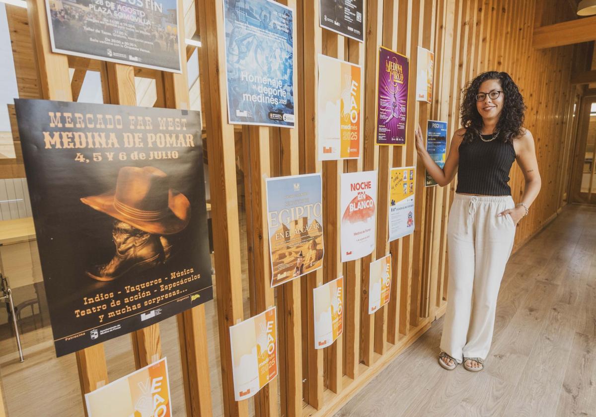 La concejala de Cultura y Turismo, Nerea Angulo, junto a los carteles de la programación estival.