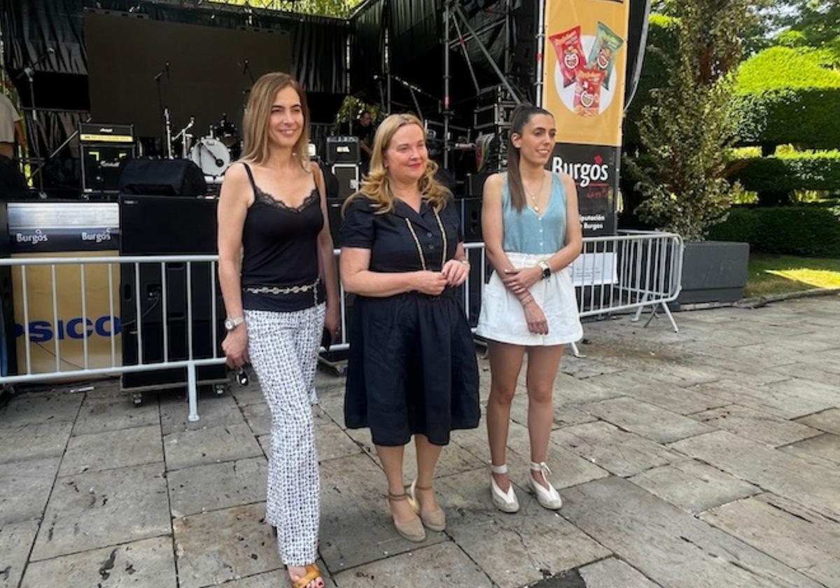 La alcaldesa Cristina Ayala, en el centro, con las concejalas Carolina Álvarez (i) y Andrea Ballesteros.