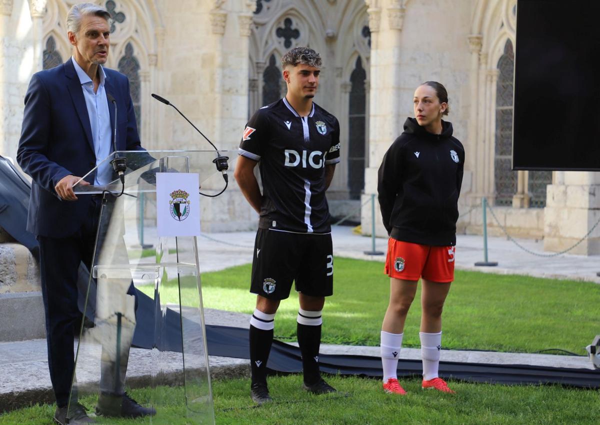 Imagen secundaria 1 - David González, Ethan Ventosa y Cristina López posan con las nuevas equipaciones