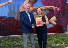 La alcaldesa con el CEO de la Dance World Cup. John Grimshaw.
