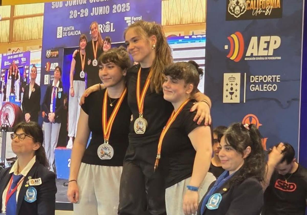 La burgalesa María Ibáñez (centro) tras ganar el campeonato de España.
