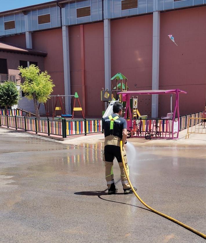 Imagen secundaria 2 - Labores de los bomberos de Aranda de Duero.