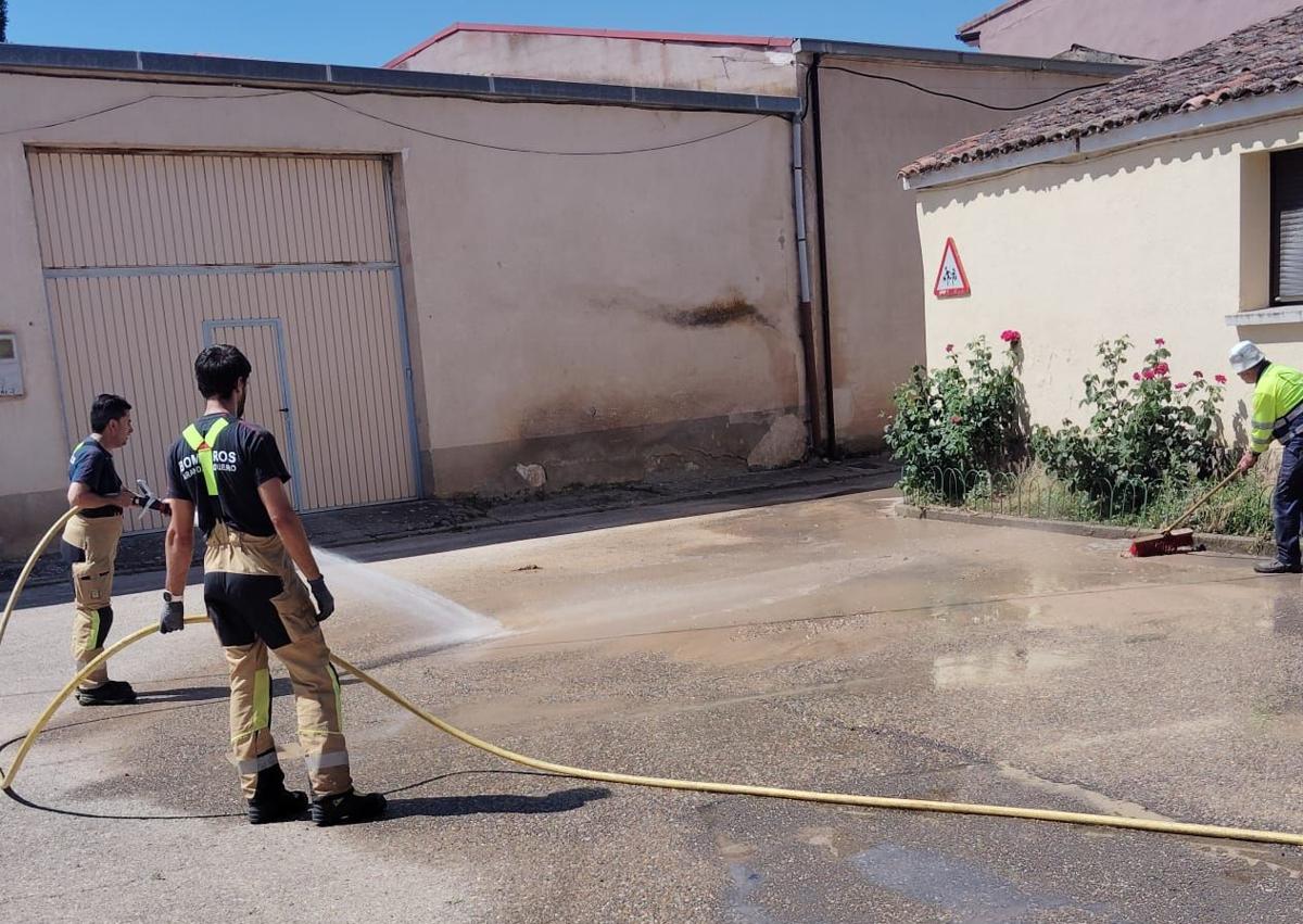 Imagen secundaria 1 - Labores de los bomberos de Aranda de Duero.