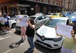 Las autoescuelas han protestado frente a la Jefatura de Tráfico de Burgos.