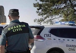 Imagen de archivo de una patrilla de la Guardia Civil, que ha asumido la ivnestigación dela ccidente.