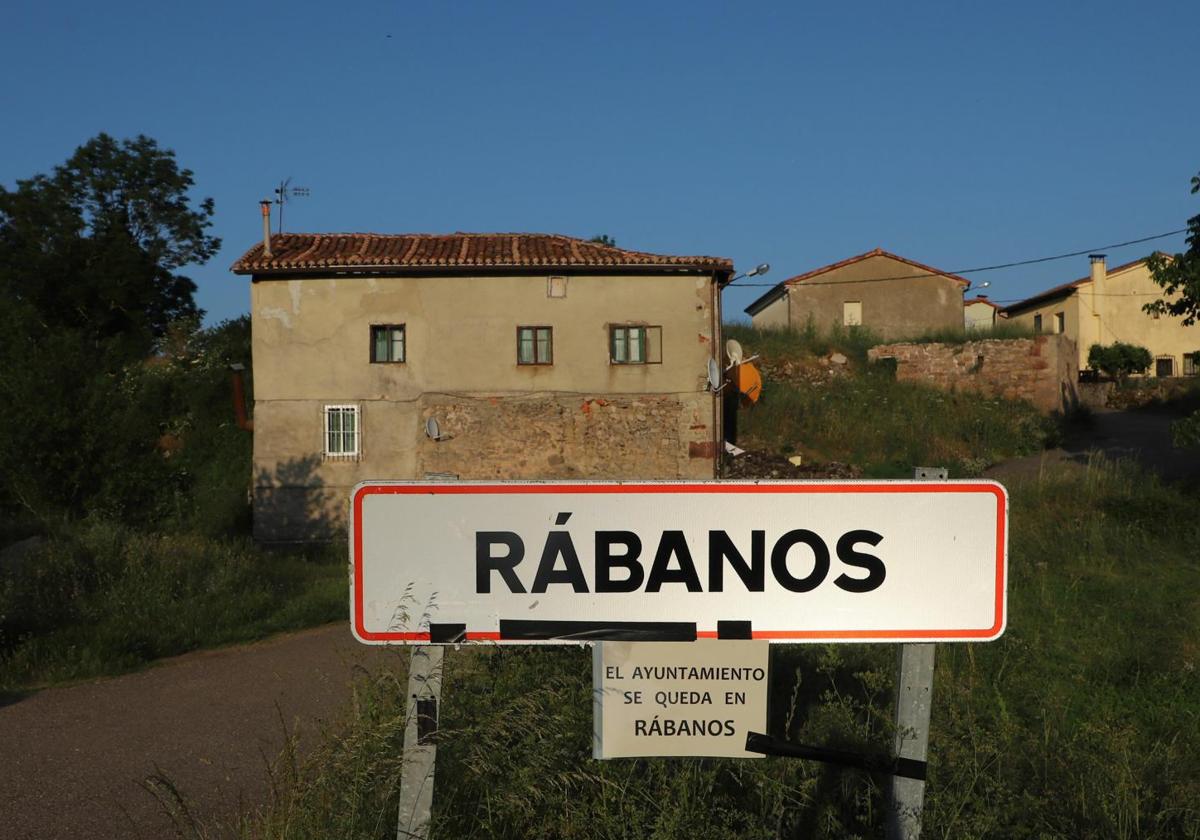 Cartel de entrada a Rábanos, en Burgos.