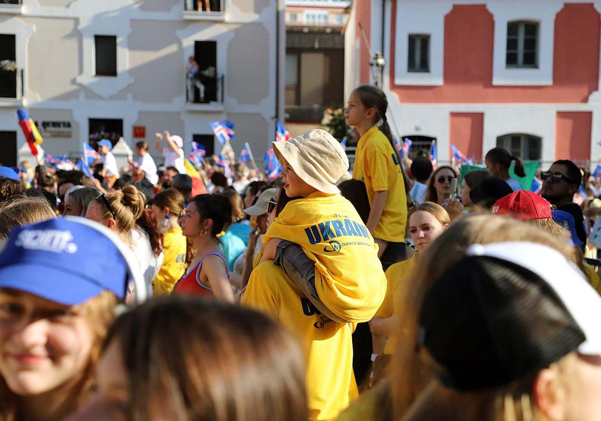 El multitudinario desfile de danza en Burgos, en imágenes