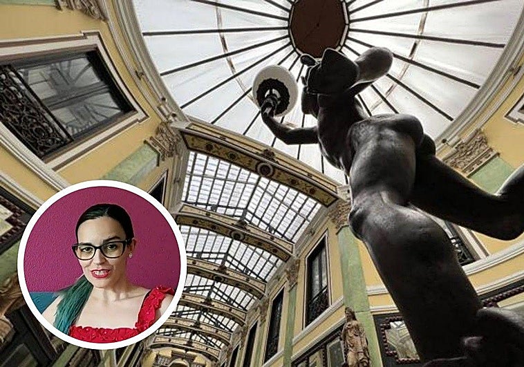 La historiadora del arte Elena Rodríguez en el detalle y de fondo el pasaje Gutiérrez de Valladolid.