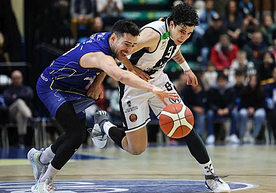 Caio Pacheco lucha por un balón durante un encuentro ante el Alimerka Oviedo Baloncesto.