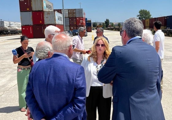 Ayala con operadores logístico en Villafría.