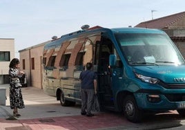 Imagen de archivo de unos vecinos usando el transporte metropolitano.