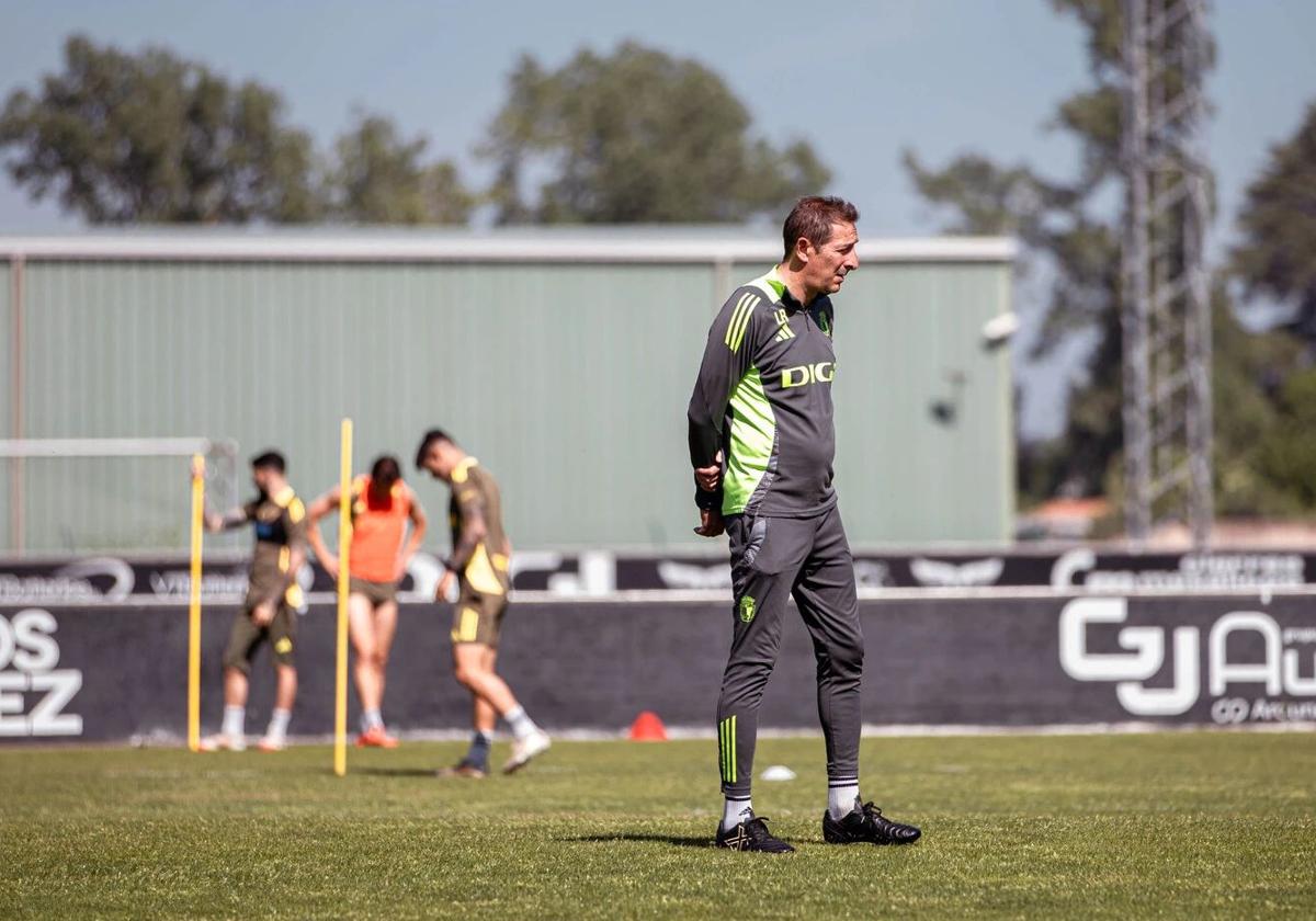 Luis Miguel Ramis, dirigiendo un entrenamiento en Castañares.