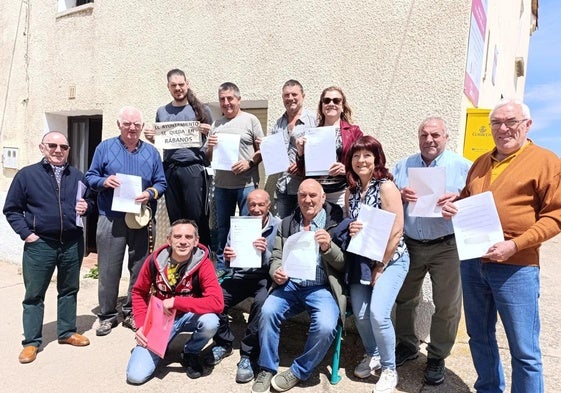 Vecinos de Rábanos, en Burgos, presentando sus alegaciones.