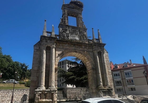 Estado actual del monumento a Fernán González en el lugar en el que tuvo su residencia en Burgos.