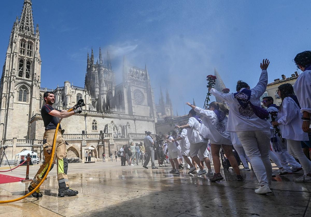 Los Bomberos de Burgos tuvieron que regar con agua a los asistentes en la Ofrenda Floral por el calor que sufrió la ciudad durante los últimos días de junio.