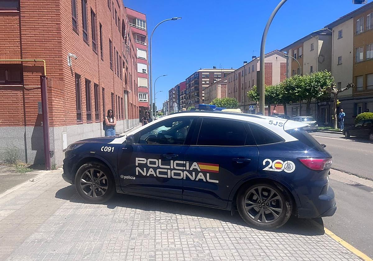 El joven acusado de matar a su padre a su llegada a los juzgados de Aranda de Duero para declarar ante la jueza.