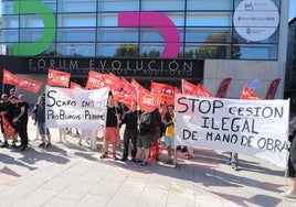 Los trabajadores técnicos del Fórum se han concentrado a la puertas del Fórum.
