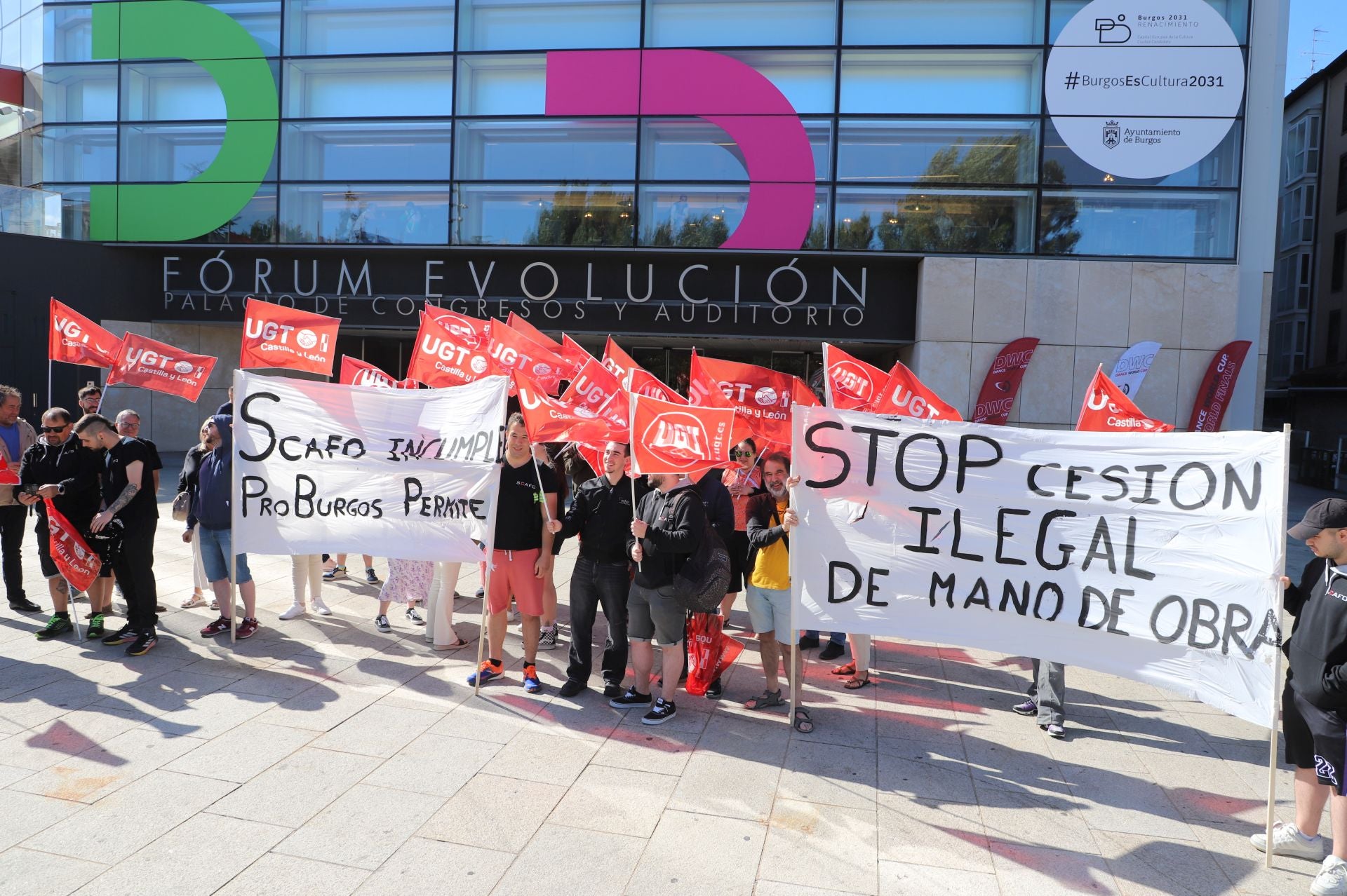 Los trabajadores técnicos del Fórum se han concentrado a la puertas del Fórum.