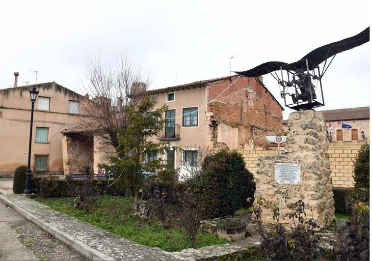 Monumento a Diego Marín Aguilera en su pueblo, Coruña del Conde.