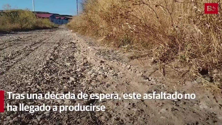 El hotel de un pueblo de Burgos reclama el asfaltado de su camino de acceso
