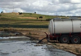 Camión tirando los vertidos de lodo en Aranda de Duero
