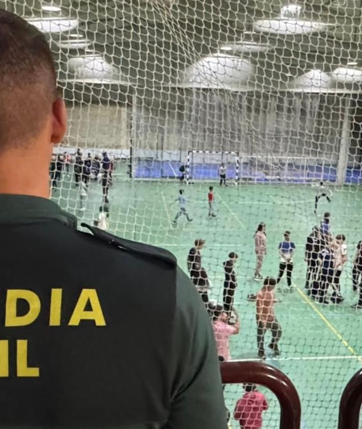 Imagen secundaria 2 - Evacuación de los campamentos y algunos de los desalojados en el polideportivo.
