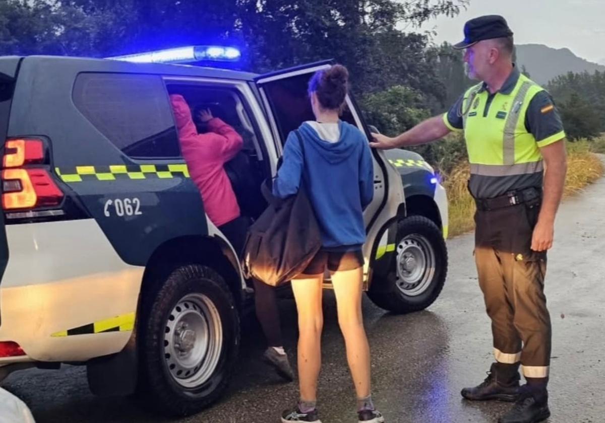 La Guardia Civil de Burgos desaloja varios campamentos de verano en Las Merindades a causa de la fuerte tormenta.