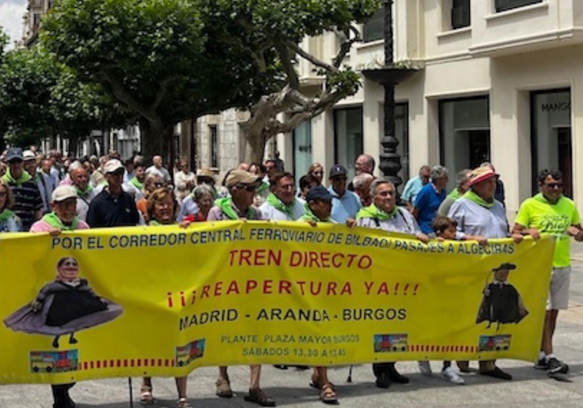 Unas 300 personas se han manifestado desde la plaza Mayor hasta la de Mío Cid.