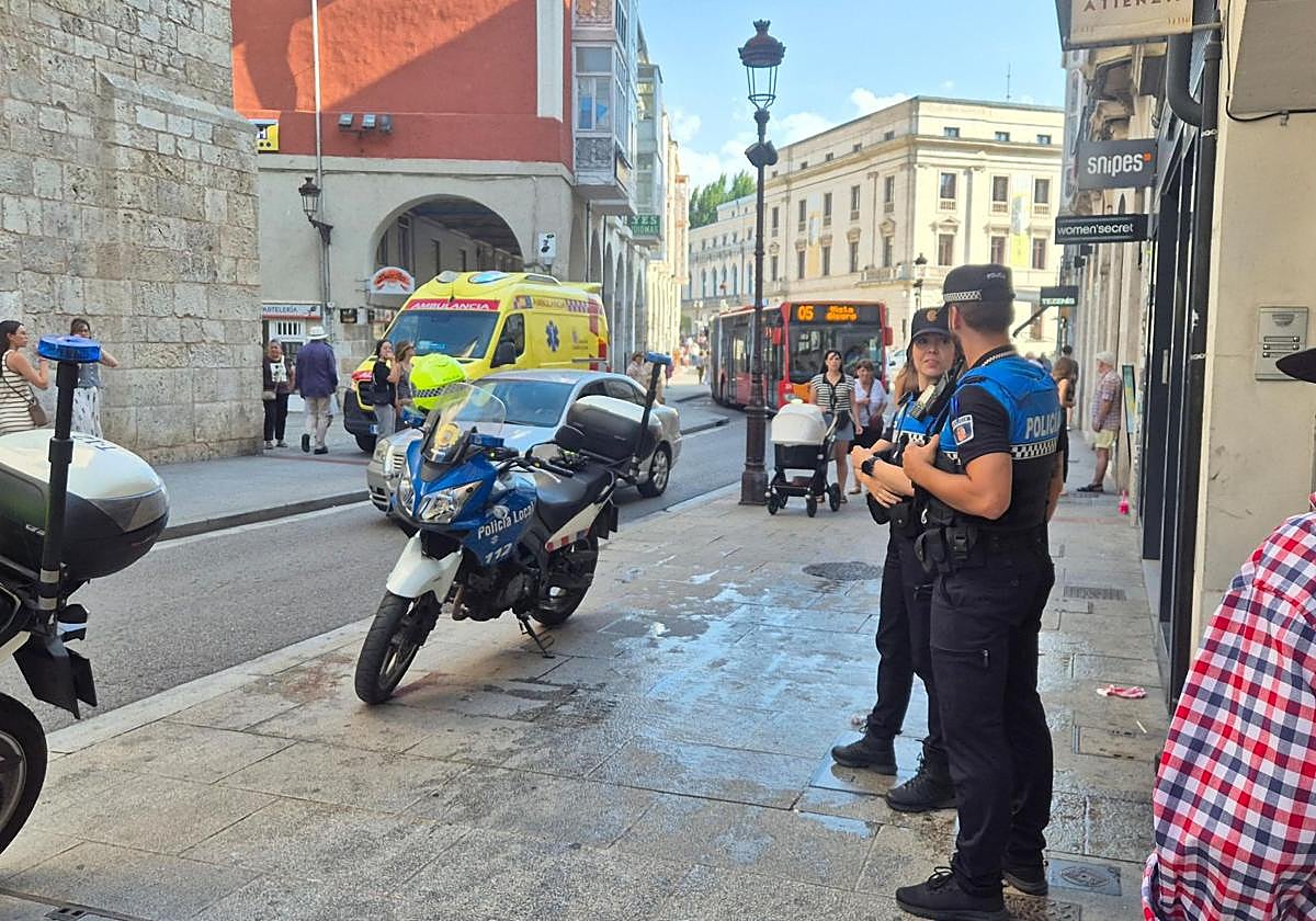 La Policía Local de Burgos en el lugar de la caída en la calle Santander.