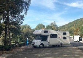Imagen de archivo de una autocaravana aparcada