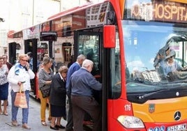 Personas mayores acceden a un autobús urbano.